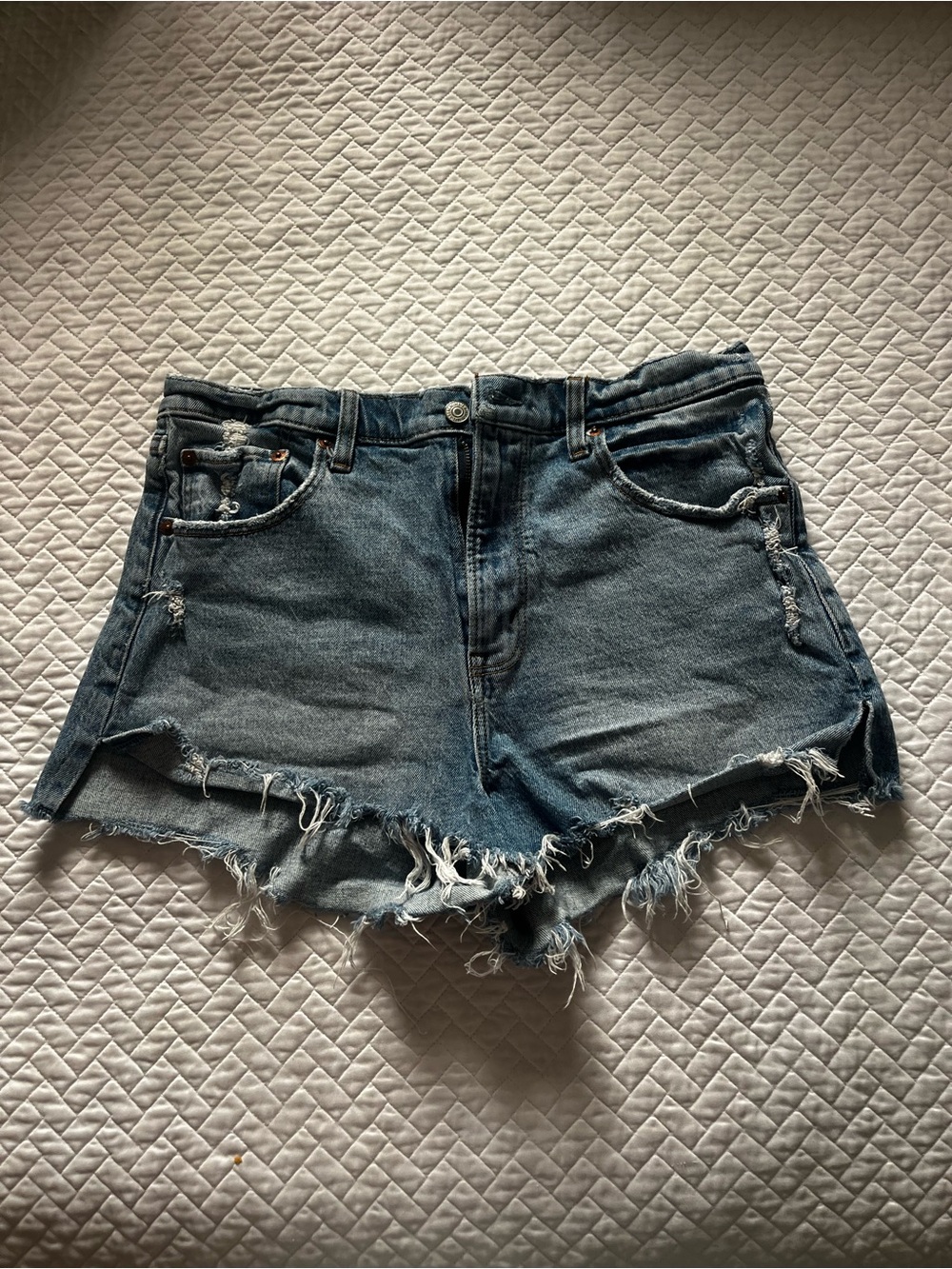 Abercrombie & Fitch Distressed medium Blue Denim Mom shorts high rise